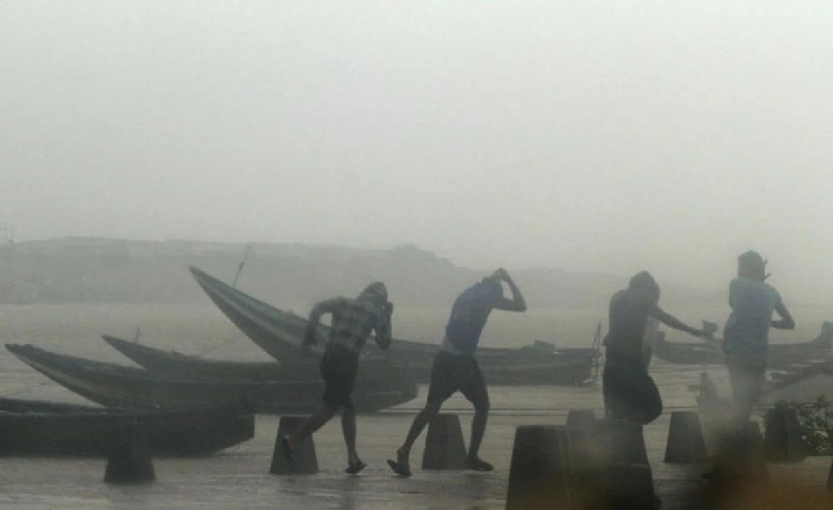 พายุไซโคลนถล่มภาคตะวันออกของอินเดีย