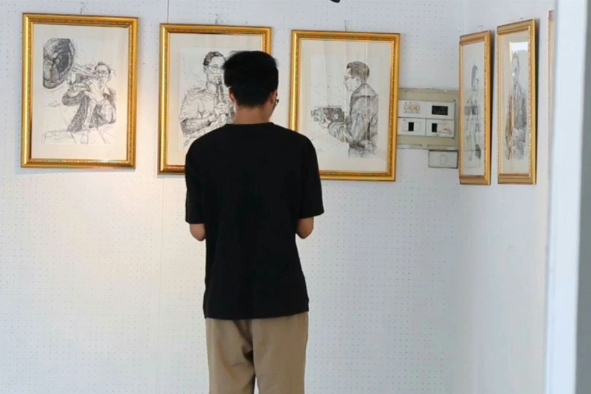 รำลึกร.9ศิลปินขอนแก่นใช้ปากกาดำวาดภาพให้ผู้สนใจร่วมชมพระอัจฉริยภาพ