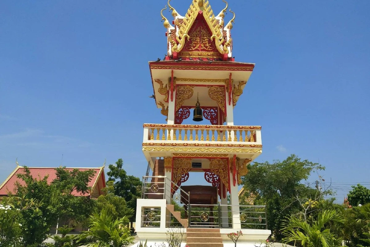 มันแปลกดี!แต่ได้ผลเขียนป้ายห้ามนกพิราบบินเกาะหลังคากุฏิ