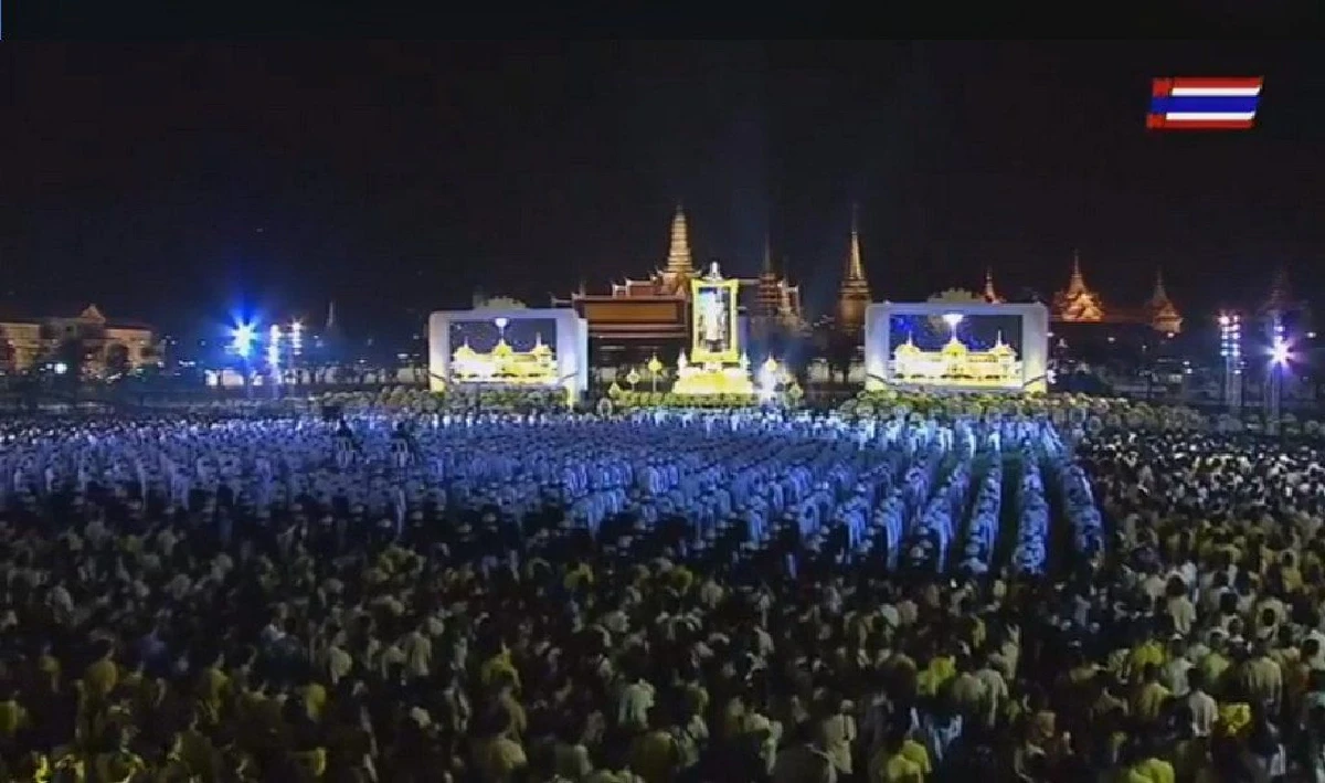 คนไทยทุกหมู่เหล่าร่วมจุดเทียนน้อมรำลึกร.9เนื่องในวันคล้ายวันสวรรคต
