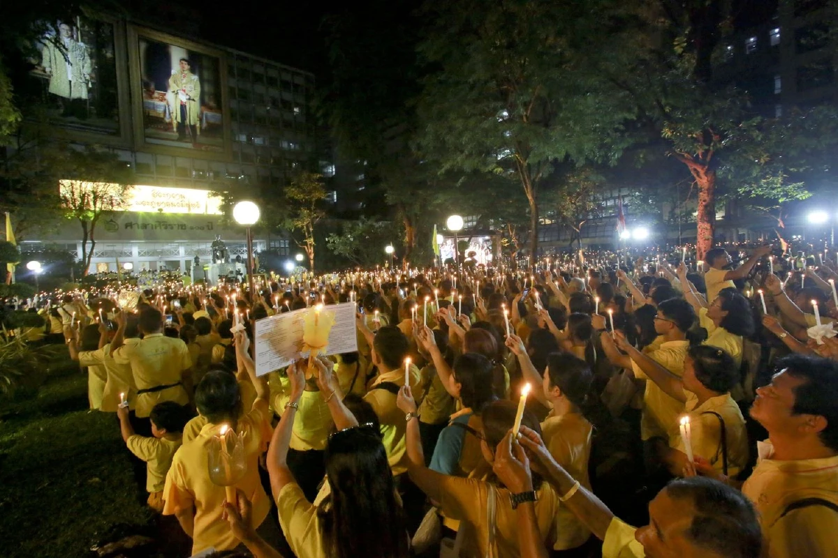 ประชาชนจุดเทียนยืนสงบนิ่ง89วินาทีรำลึกครอบ2ปีร.9สวรรคต