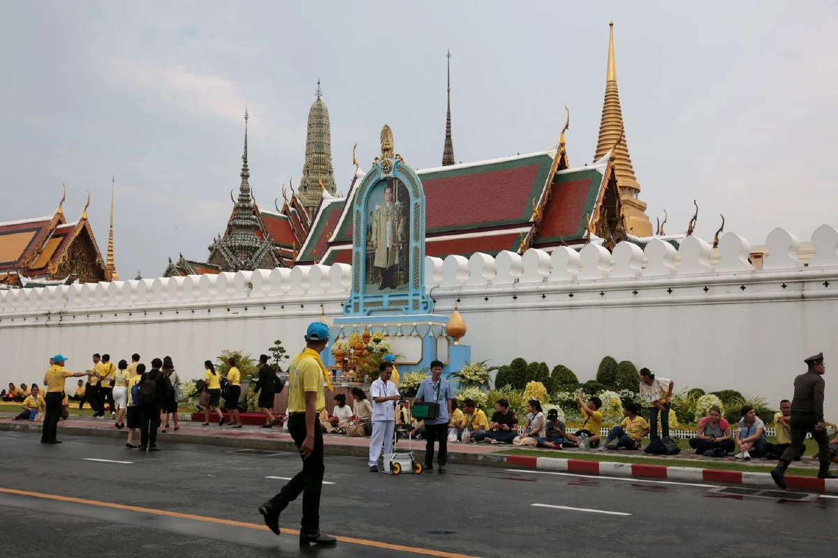 สมเด็จพระเจ้าอยู่หัวโปรดเกล้าฯทำซุ้มร.9ให้ถวายสักการะน้อมรำลึก13ต.ค.