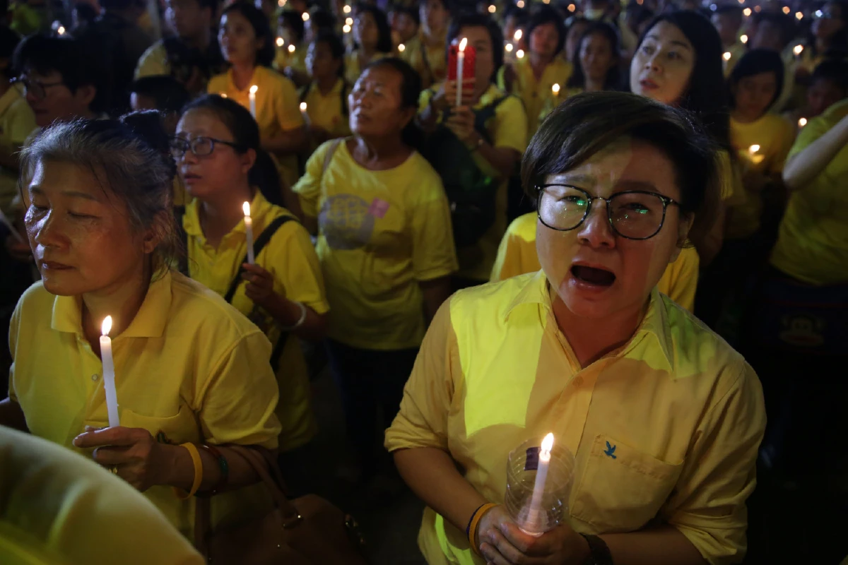 ประชาชนจุดเทียนยืนสงบนิ่ง89วินาทีรำลึกครอบ2ปีร.9สวรรคต