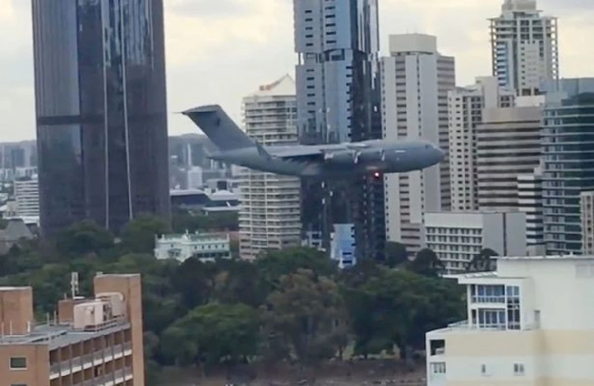 ออสซี่จวกนักบินกองทัพ โฉบผ่านตึกระฟ้า