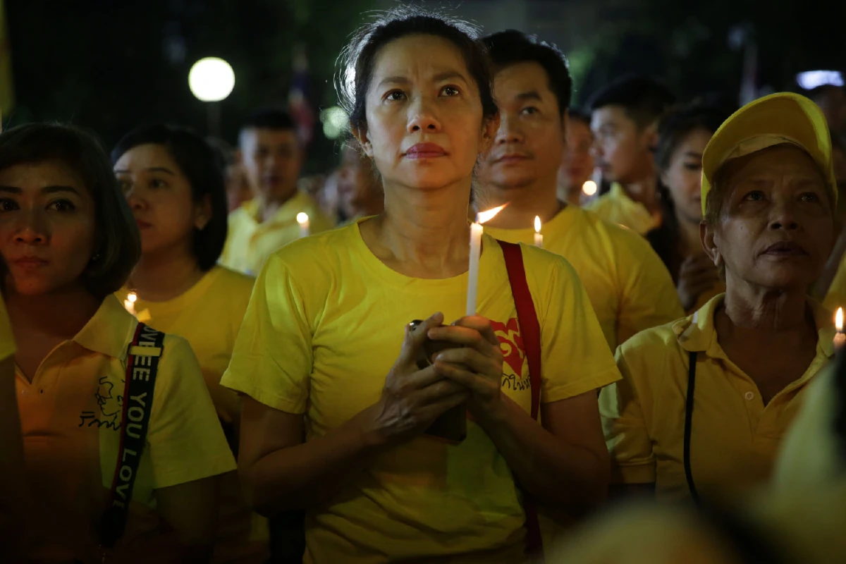 ประชาชนจุดเทียนยืนสงบนิ่ง89วินาทีรำลึกครอบ2ปีร.9สวรรคต