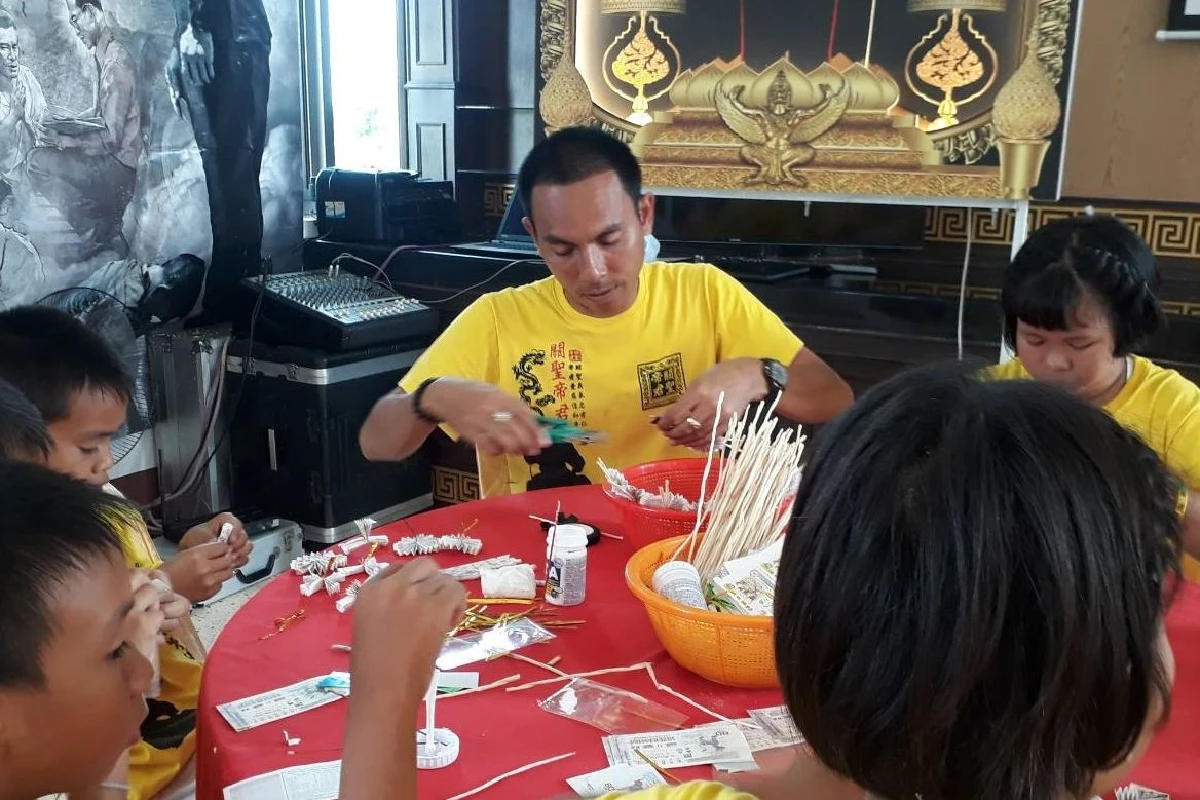 น้อมรำลึกร.9ประดิษฐ์ดอกไม้จันทน์จากลอตเตอรี่ช่วยศพไร้ญาติ