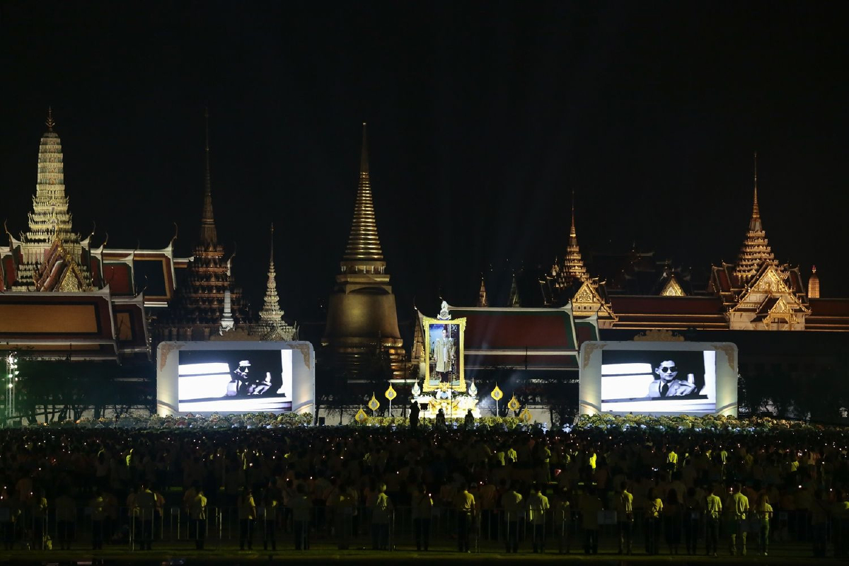 คนไทยทุกหมู่เหล่าร่วมจุดเทียนน้อมรำลึกร.9เนื่องในวันคล้ายวันสวรรคต คนไทยทุกหมู่เหล่าร่วมจุดเทียนน้อมรำลึกร.9เนื่องในวันคล้ายวันสวรรคต