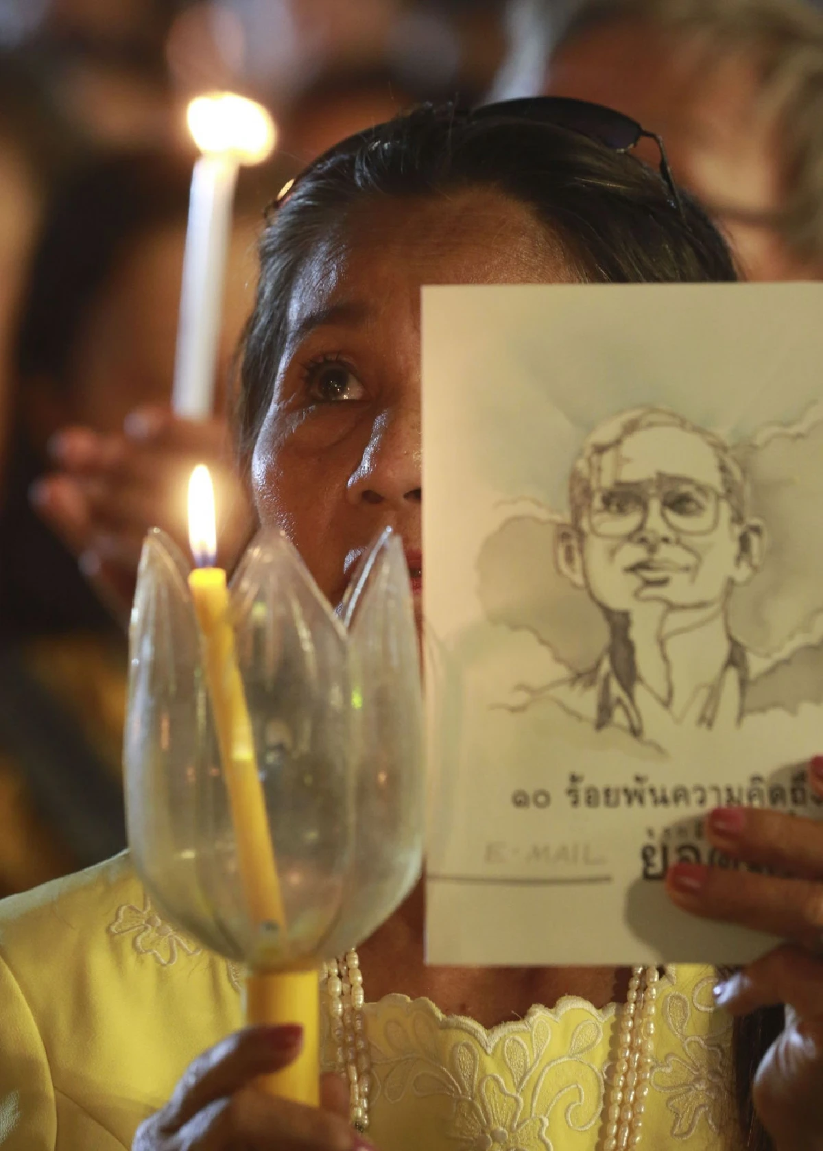 ประชาชนจุดเทียนยืนสงบนิ่ง89วินาทีรำลึกครอบ2ปีร.9สวรรคต