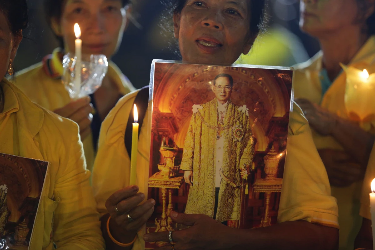 ประชาชนจุดเทียนยืนสงบนิ่ง89วินาทีรำลึกครอบ2ปีร.9สวรรคต