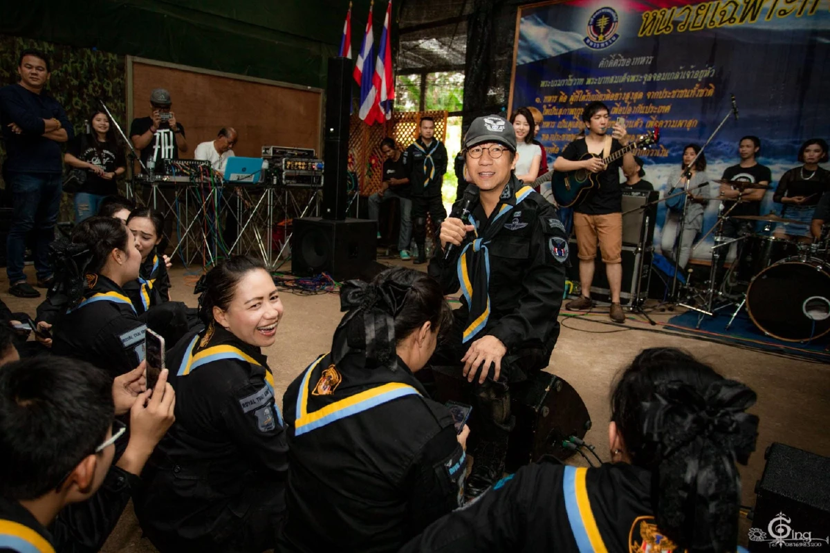 "โน้ส-อุดม" สวมบท ผบ. สร้างรอยยิ้มและความสุขให้ทหารใต้