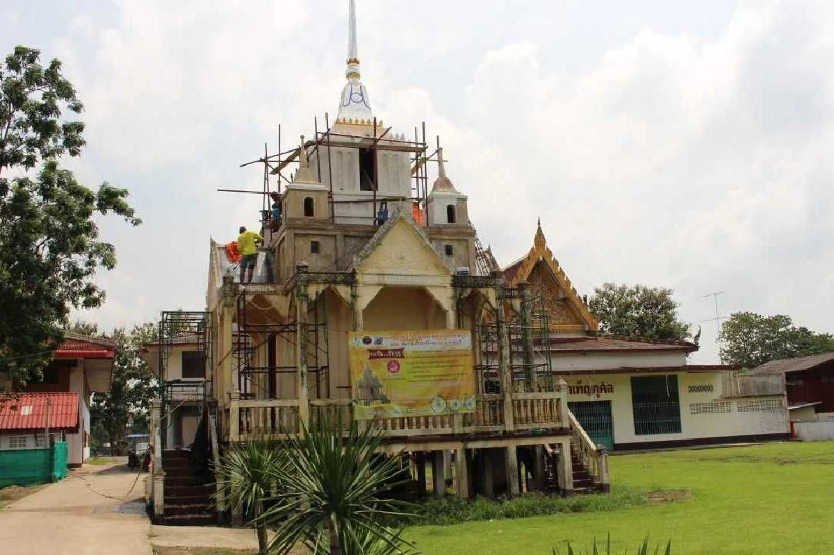 กรุแตก!พบพระพุทธรูปโบราณอายุกว่า200ปีในยอดเจดีย์ที่ราชบุรี