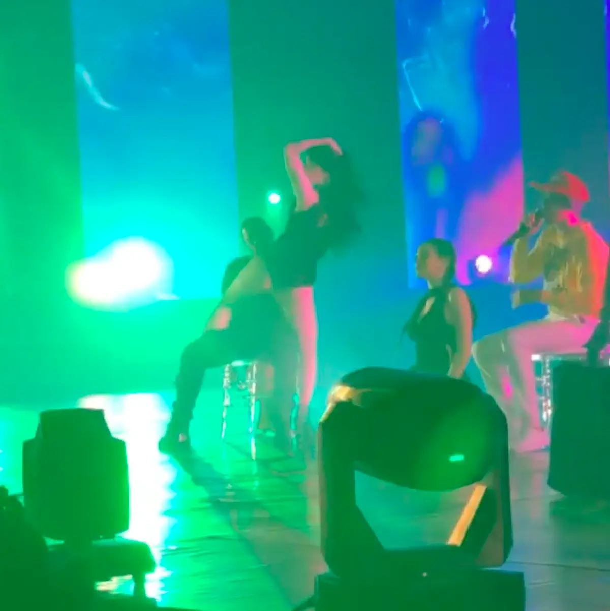 “นานา” ถึงกับต้องแซว “โซฟี” น้องสาว “ชิน ชินวุฒิ” กับท่าเต้นแซ่บทะลุปรอทบนตัก “เวย์ ไทเทเนี่ยม”