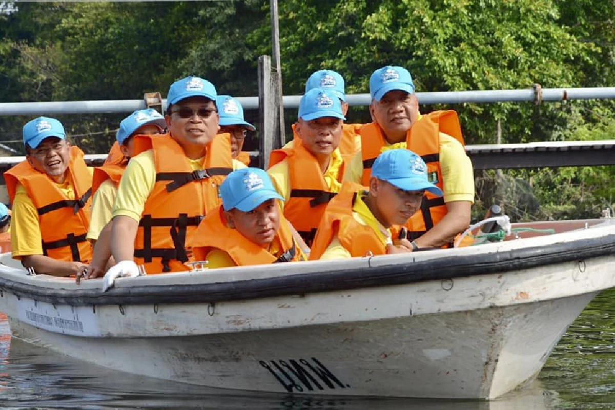 ลุยเอง! ผบ.สูงสุด เก็บพืชขวางทางน้ำ-ฟื้นฟูลำคลองในกิจกรรมจิตอาสาฯ