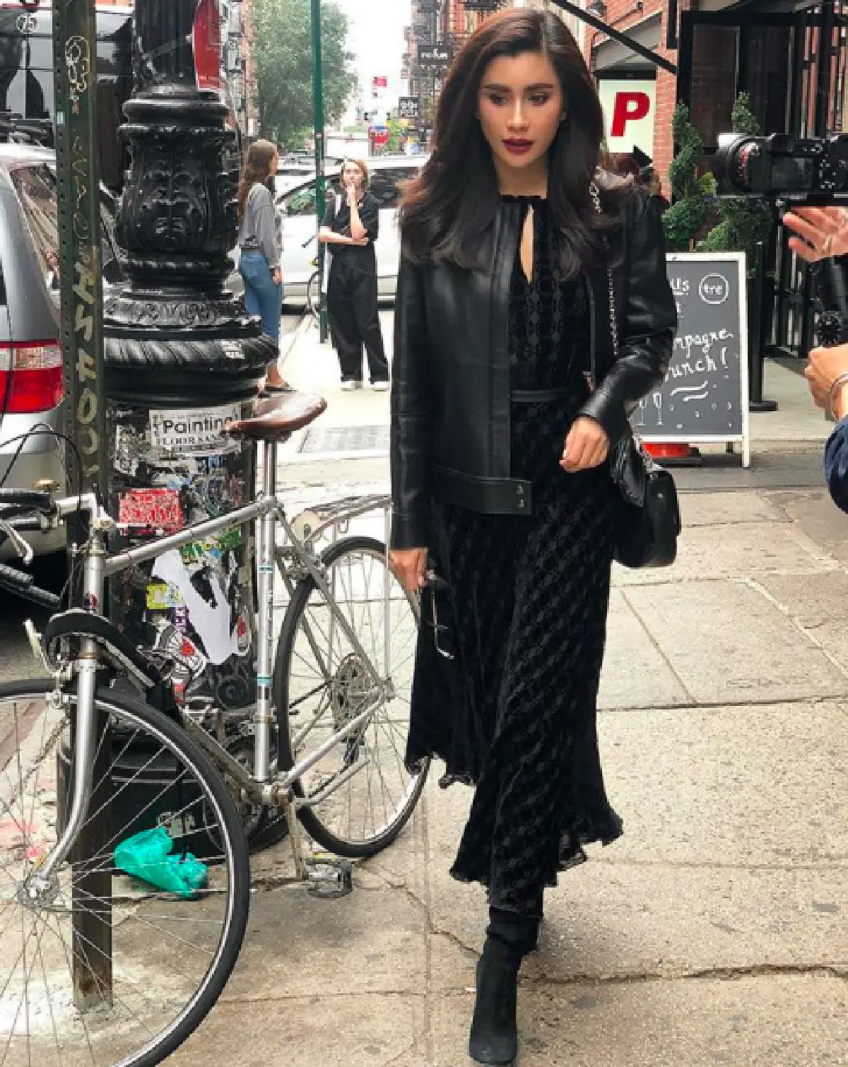 สาวเพอร์เฟค! “ปู ไปรยา” กับท่าโพสถ่ายรูป ที่แม้โลเคชั่นจะธรรมดา แต่ก็ยังคงสวยเป๊ะ