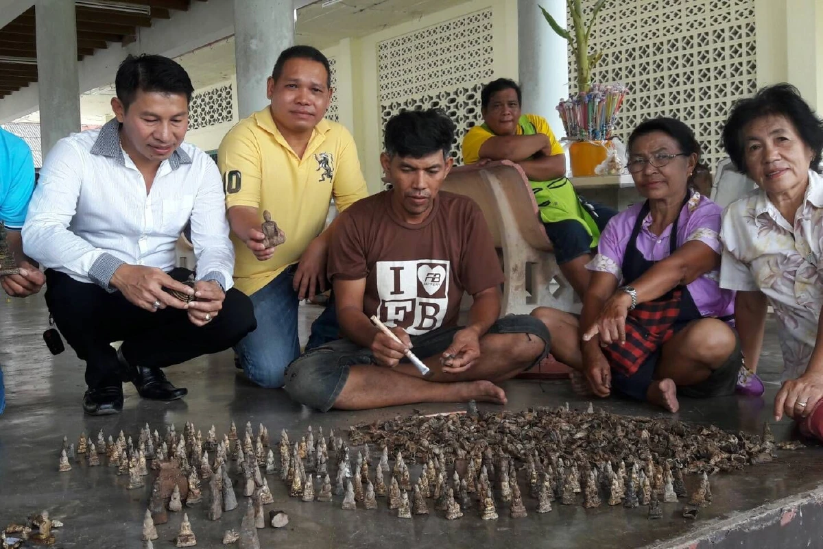 กรุแตก!พบพระพุทธรูปโบราณอายุกว่า200ปีในยอดเจดีย์ที่ราชบุรี