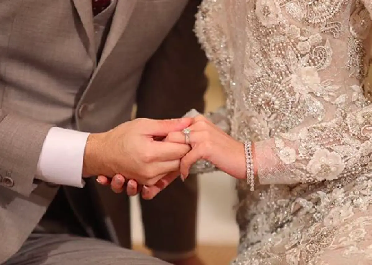 "แพท กามิกาเซ่” เข้าพิธีหมั้นกับหวานใจหนุ่มนอกวงการ "ฟิลลิปส์” ท่ามกลางความอบอุ่น