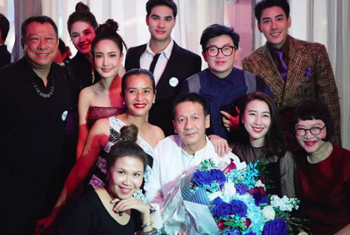 “อ๊อฟ พงษ์พัฒน์” นั่งรถเข็นออกงานครั้งแรกหลังออกจากโรงพยาบาล ร่วมงานรอบปฐมทัศน์ “นาคี 2”