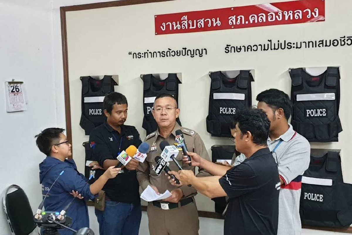 ตร.ปทุมฯแถลงจับพ่อทำร้ายร่างกายลูกวัย14 ขณะที่แม่เลี้ยงปฏิเสธ ตร.ปทุมฯแถลงจับพ่อทำร้ายร่างกายลูกวัย14 ขณะที่แม่เลี้ยงปฏิเสธ