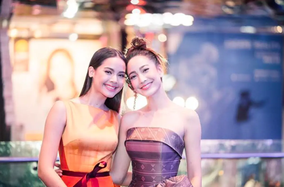 เหล่าคนดังใส่ผ้าไทยมาร่วมงานแถลงข่าวภาพยนตร์ "นาคี 2” อย่างหนาแน่น
