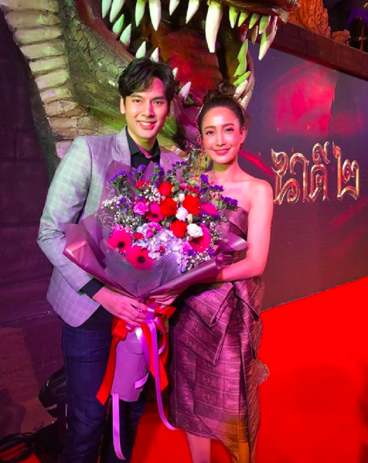 เหล่าคนดังใส่ผ้าไทยมาร่วมงานแถลงข่าวภาพยนตร์ "นาคี 2” อย่างหนาแน่น