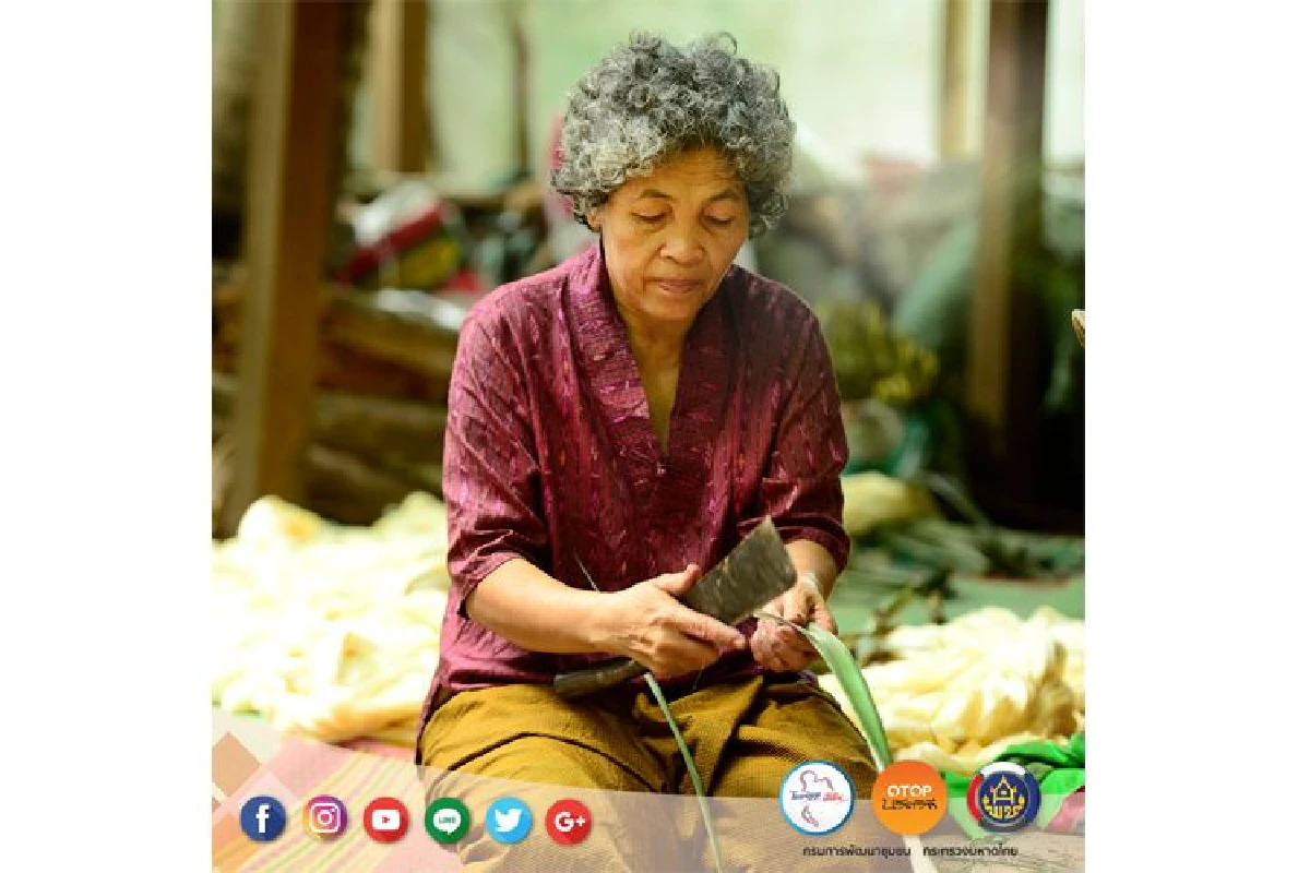 กี่พันตะกอ ทอไหมทองที่ท่าสว่าง