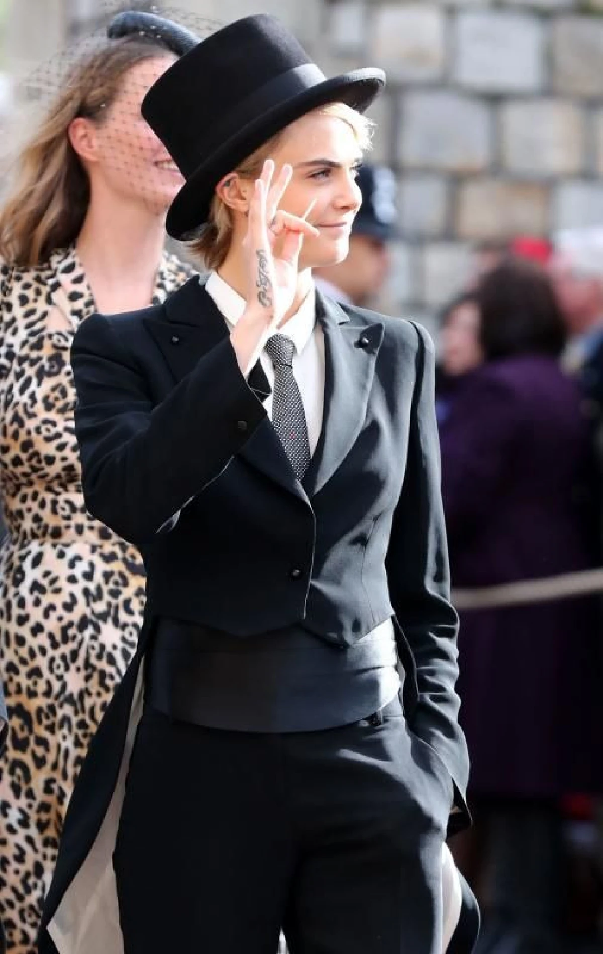 มีแต่คนชม คาร่าแต่งแหวกแนว