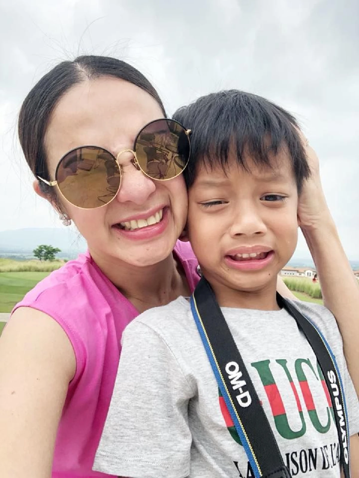 กีต้าร์ ศิริพิชญ์ โมโหสุดขีด! ลูกชายขึ้นเครื่องไม่ได้ เพราะไม่มีสูติบัตรตัวจริง