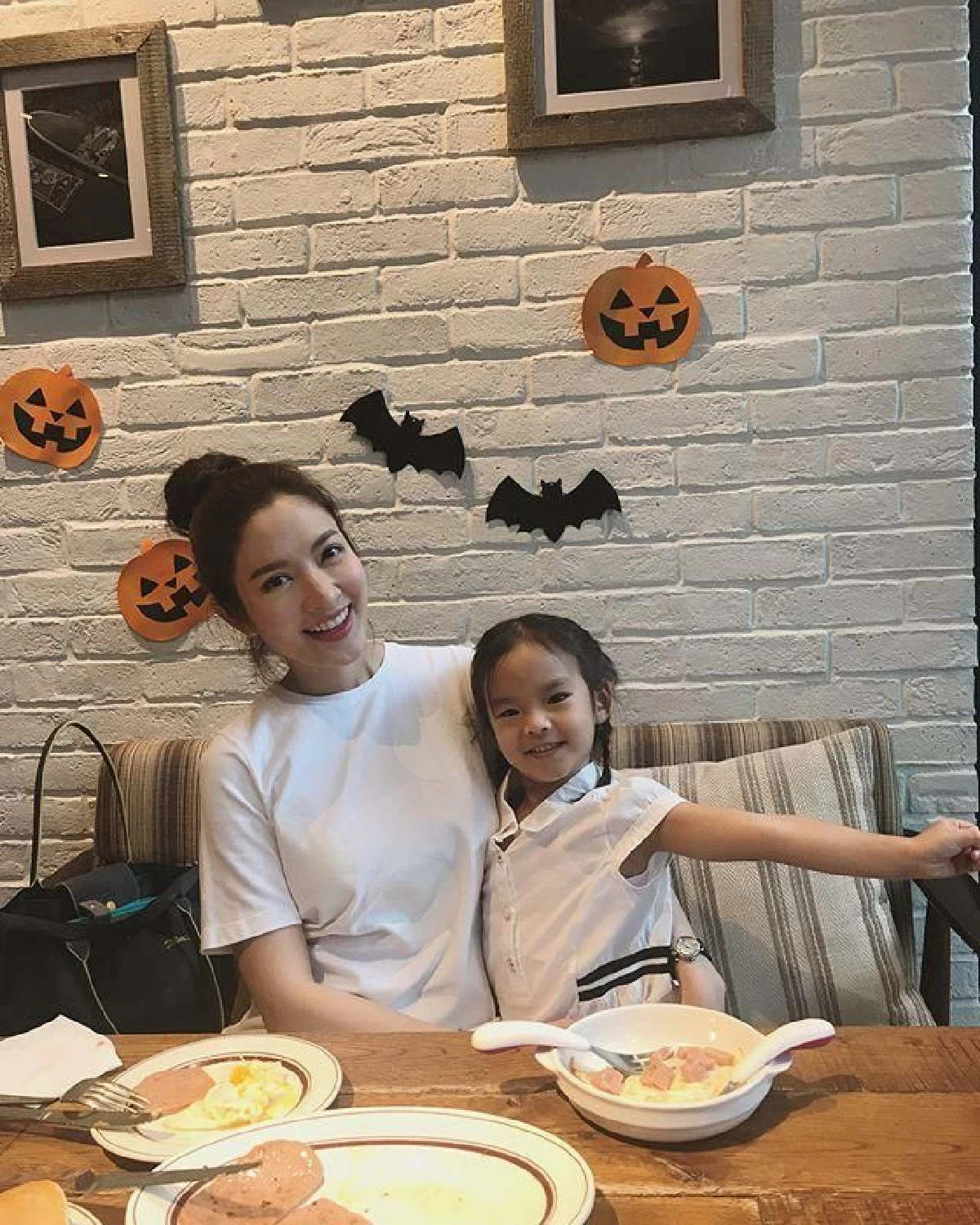 ไม่เคยธรรมดา “น้องปีใหม่” โพสท่าถ่ายรูปสุดแซ่บ “สงกรานต์” เห็นแล้วยังทนไม่ได้ จนต้องคอมเมนต์