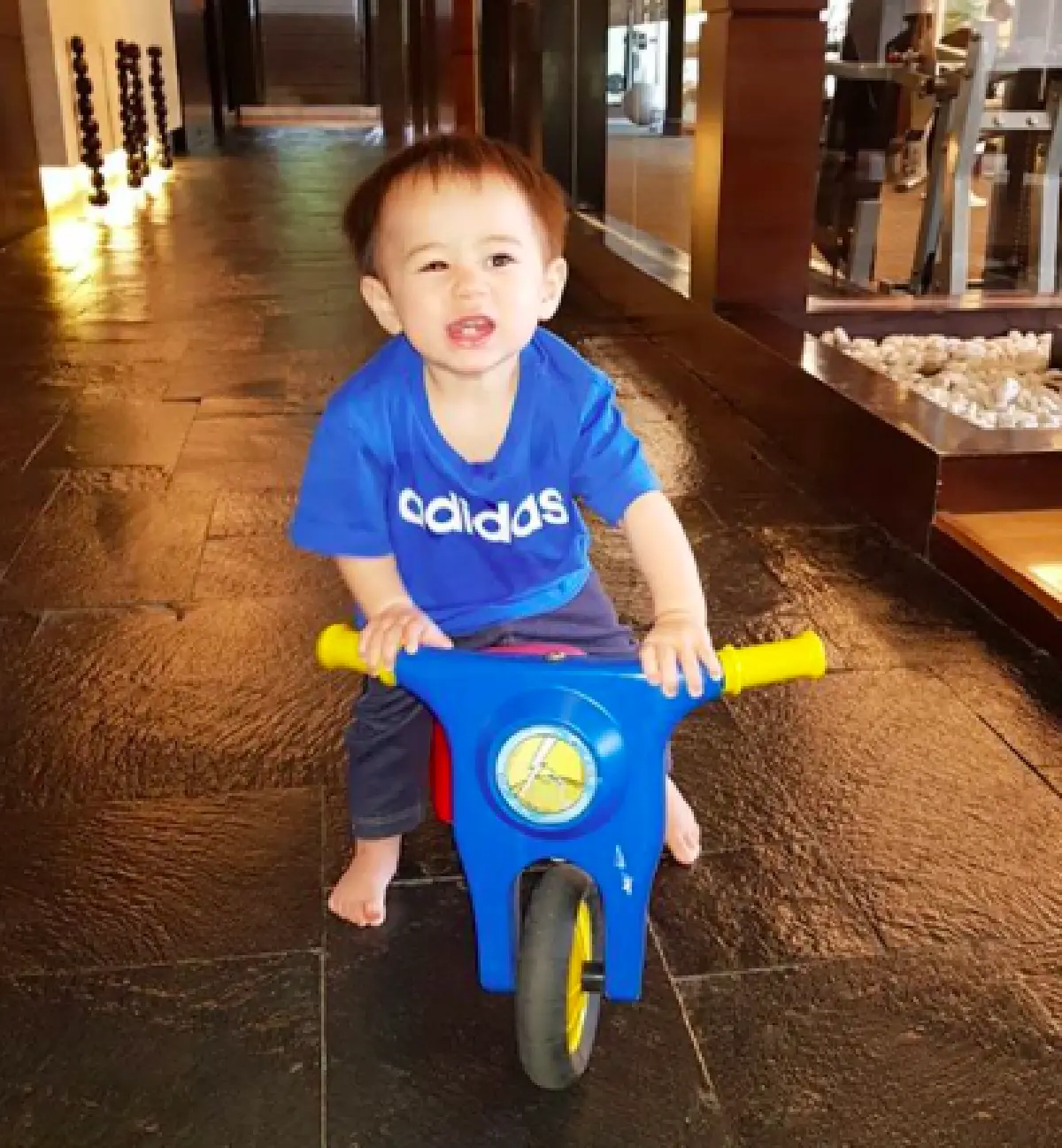 ละลายกันไปข้าง “พี่สายฟ้า” ลูกชาย “แม่ชม” กับรอยยิ้มที่ทำสาวๆ ละสายตาไมไ่ด้