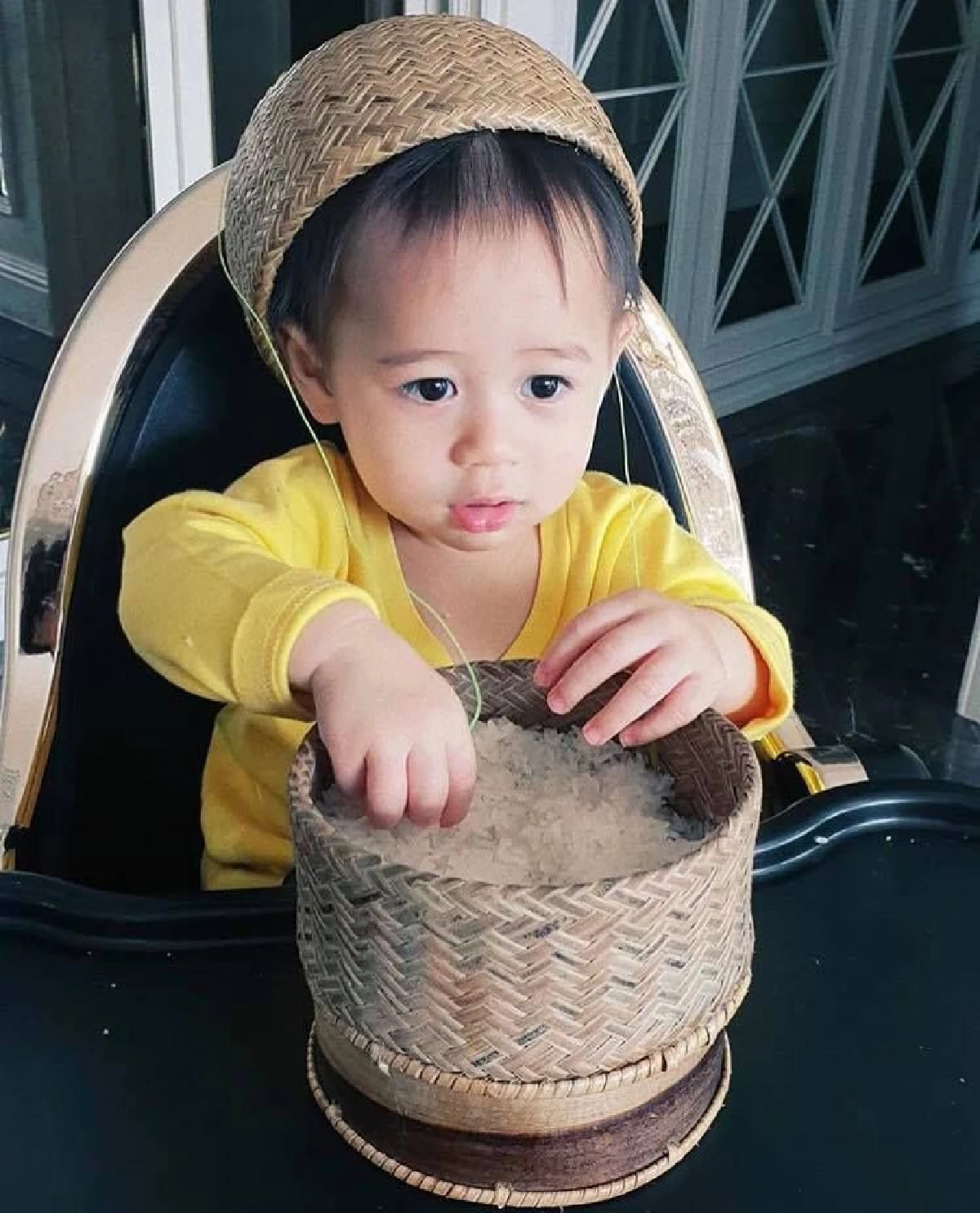 ละลายกันไปข้าง “พี่สายฟ้า” ลูกชาย “แม่ชม” กับรอยยิ้มที่ทำสาวๆ ละสายตาไมไ่ด้