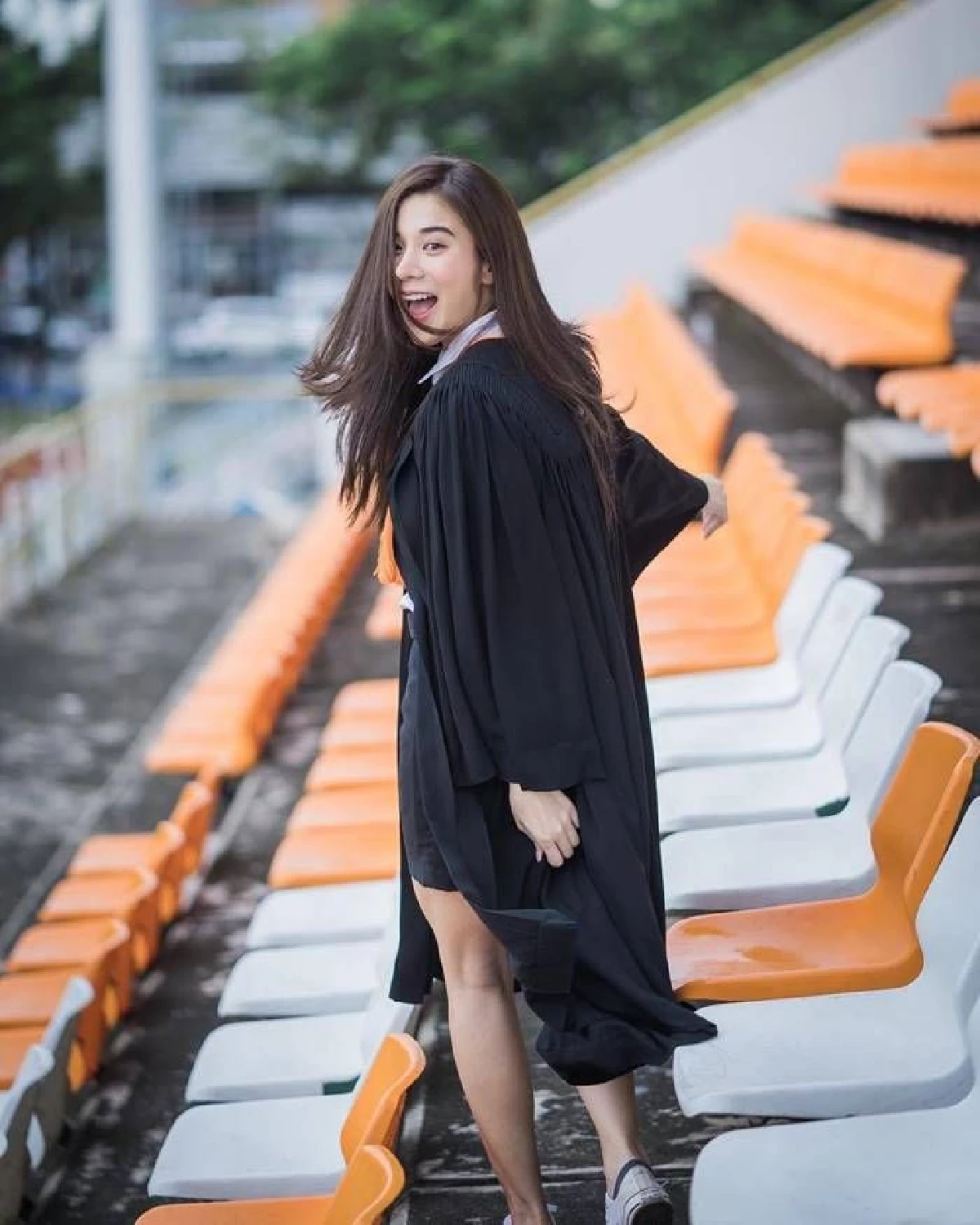 เก้า สุภัสสรา ในชุดครุยสวยสง่า ลั่นไม่ขอรับดอกไม้..เปลี่ยนเป็นทำบุญร่วมกัน