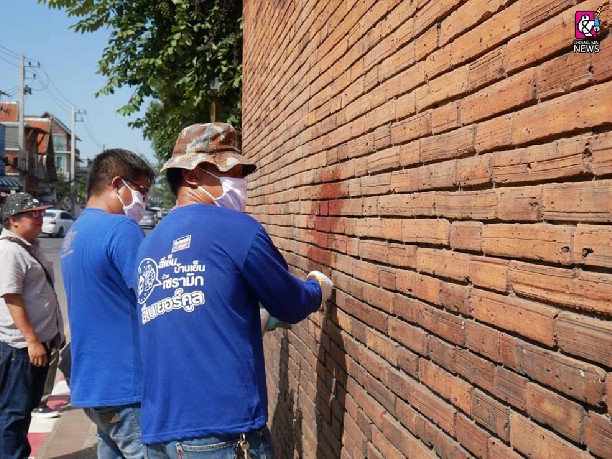 คนเชียงใหม่แห่วิจารณ์ นักท่องเที่ยวพ่นสีกำแพงประตูท่าแพ