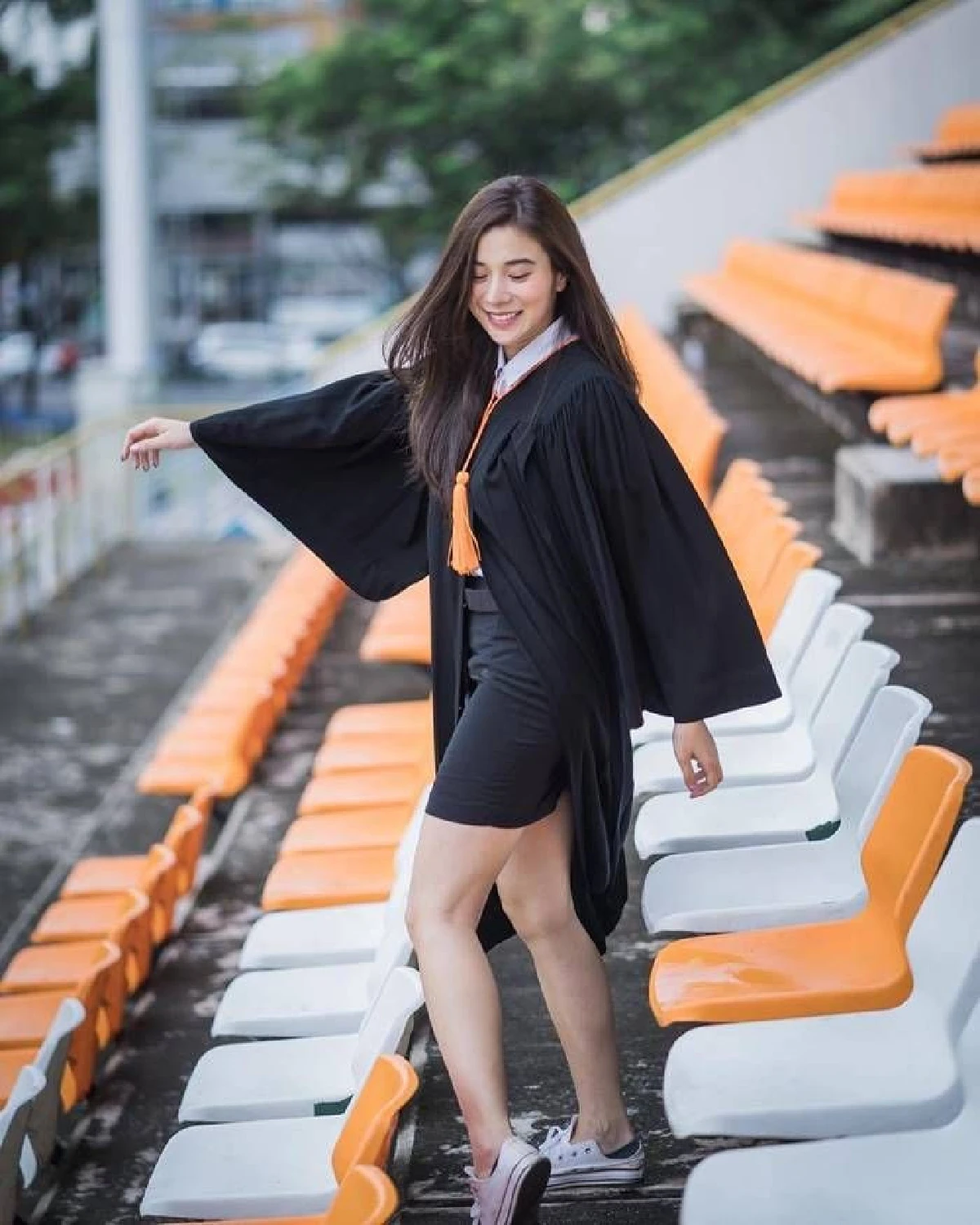 เก้า สุภัสสรา ในชุดครุยสวยสง่า ลั่นไม่ขอรับดอกไม้..เปลี่ยนเป็นทำบุญร่วมกัน