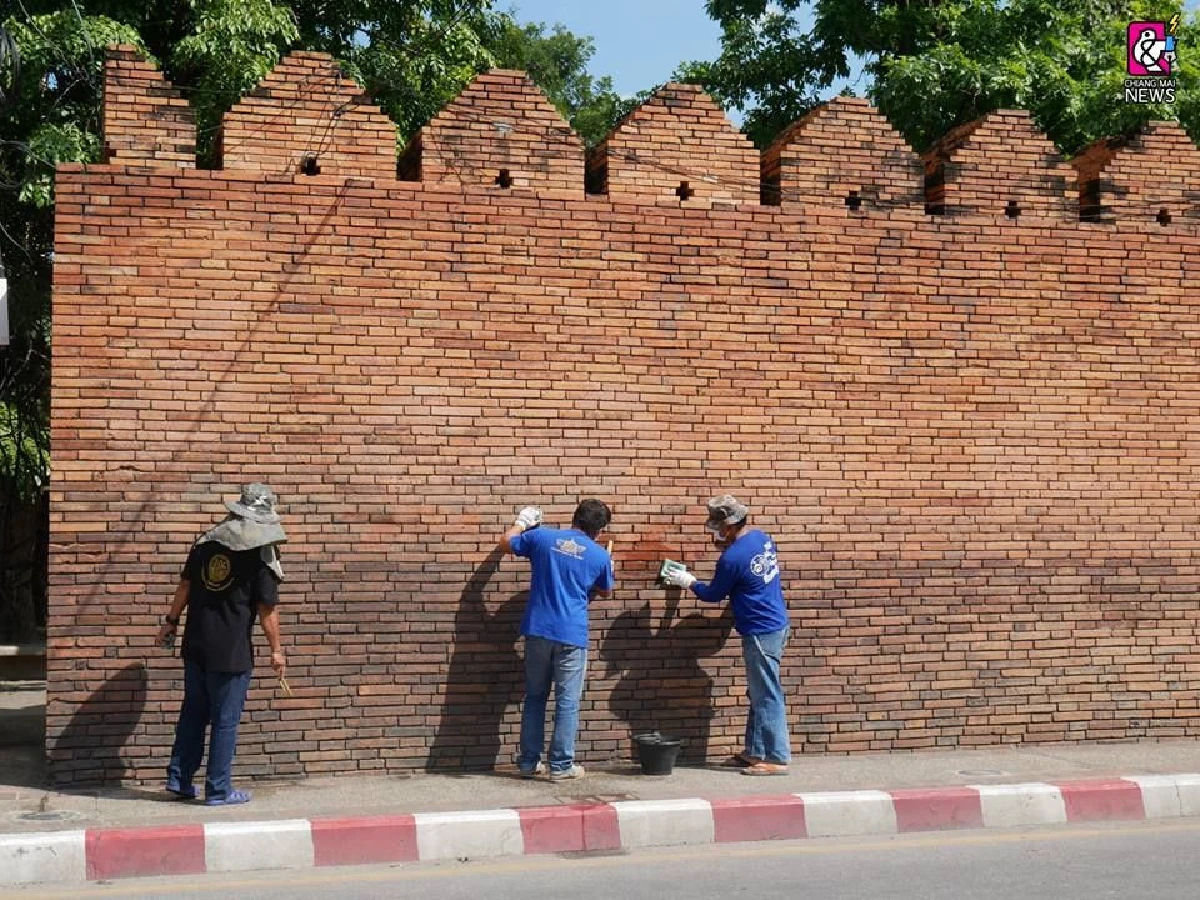 คนเชียงใหม่แห่วิจารณ์ นักท่องเที่ยวพ่นสีกำแพงประตูท่าแพ