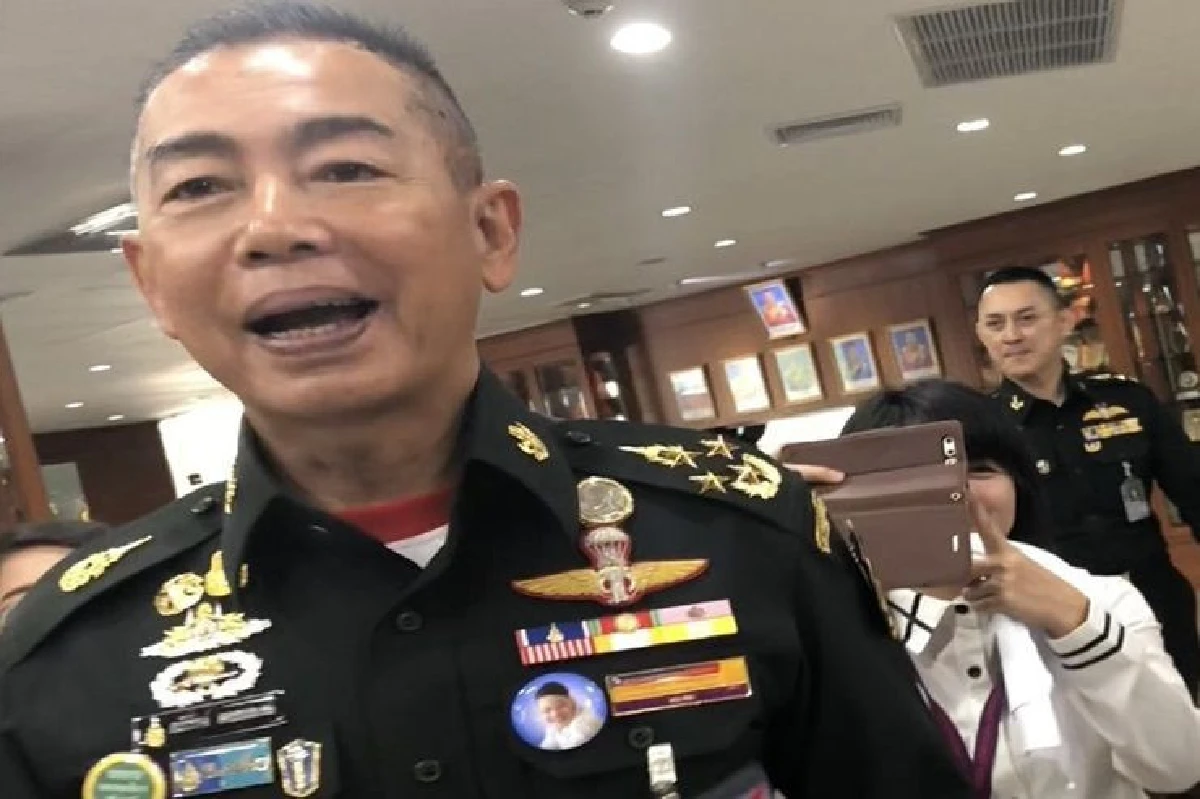 "บิ๊กแดง" น้ำตาคลอไหว้ป้ายชื่อพ่อ เมินถูกโจมตี บอกเรื่องธรรมดา