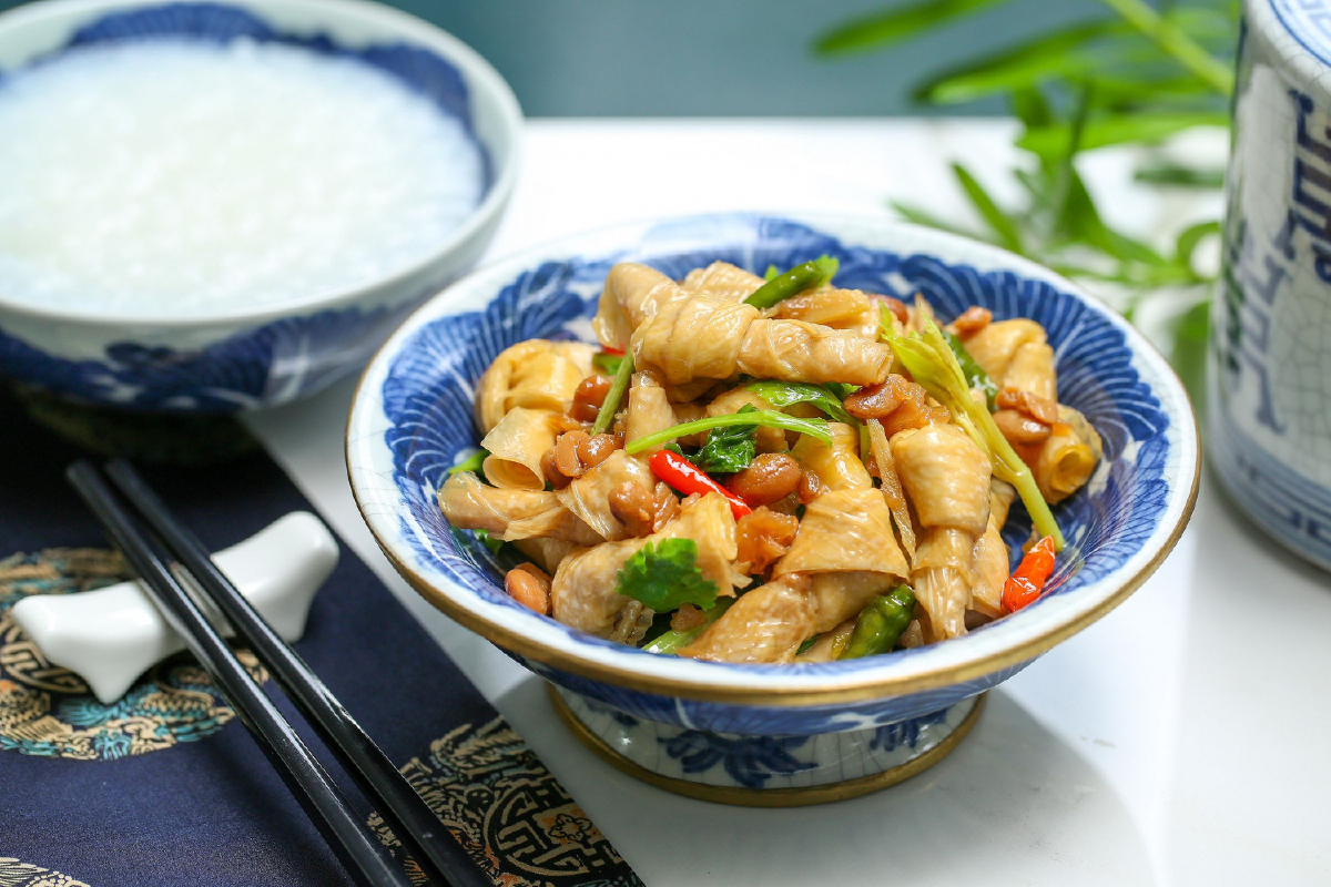 ข้าวต้มกุ๊ยพุ้ยกับแกล้ม ฟองเต้าหู้ผัดขึ้นฉ่าย ข้าวต้มกุ๊ยพุ้ยกับแกล้ม ฟองเต้าหู้ผัดขึ้นฉ่าย