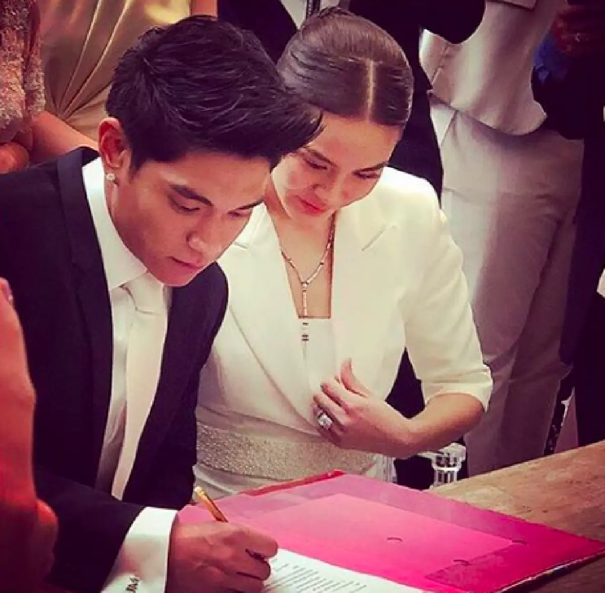 วันนี้ก็มาถึง! “เจนี่-มิกกี้” ควงคู่ทำพิธีสงฆ์ในชุดแต่งงานสุดเรียบหรู