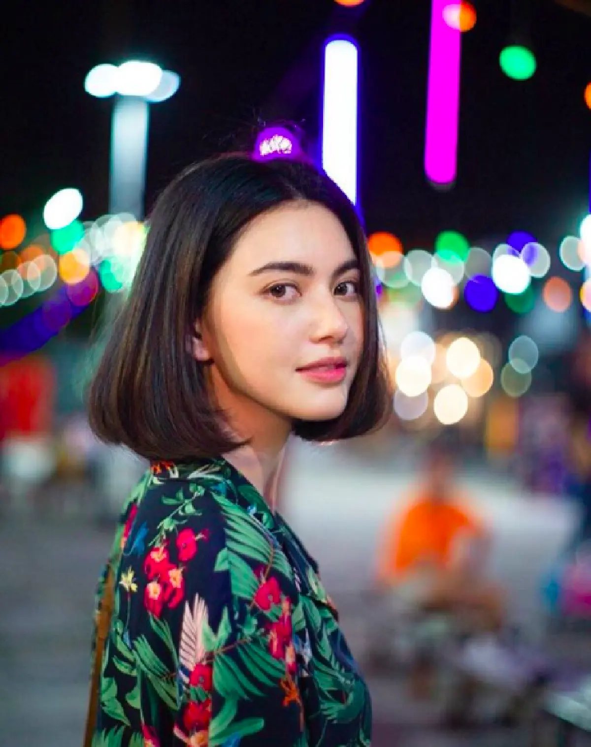 “ใหม่ ดาวิกา” ร่วมตัดผมเพื่อนทำวิกบริจาคให้แก่ผู้ป่วยโรคมะเร็ง พร้อมทั้งยังช่วยสมทบเงิน