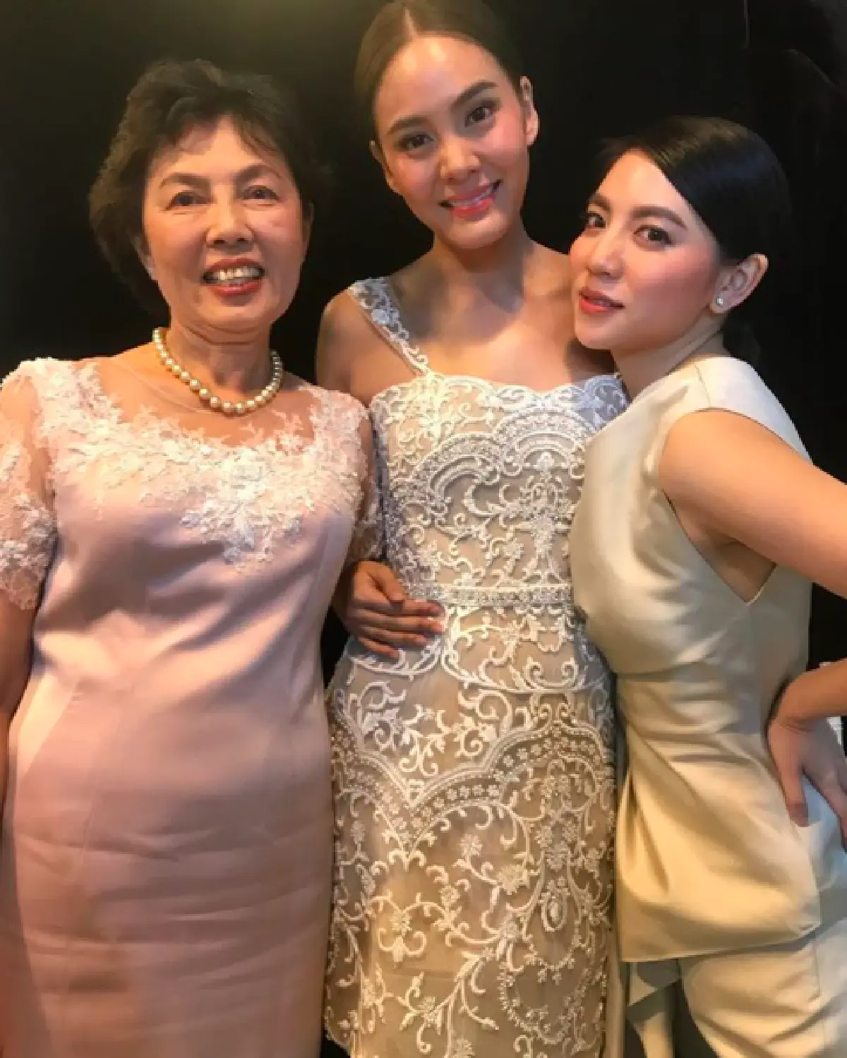 ส่องภาพ 2 สาวคนสำคัญ “น้องแจน-แม่ชไมพร” ผู้อยู่เคียงข้างเจ้าสาวคนสวย “เจนี่”