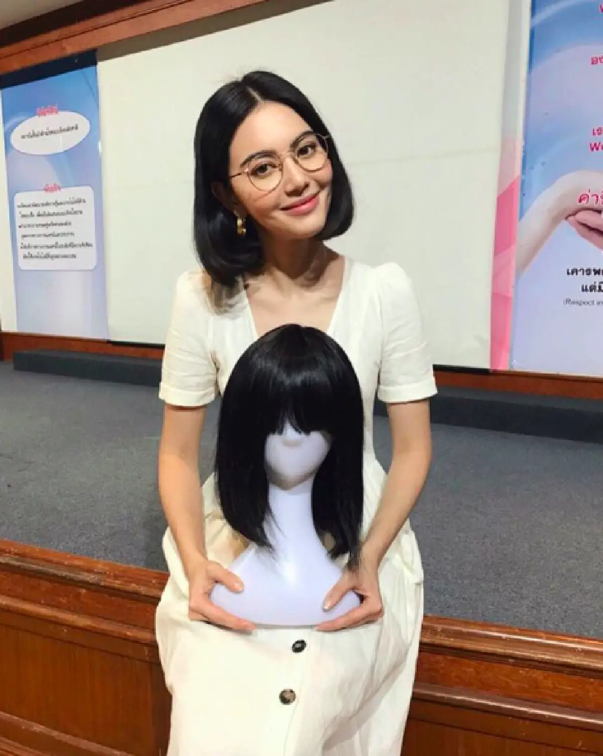 “ใหม่ ดาวิกา” ร่วมตัดผมเพื่อนทำวิกบริจาคให้แก่ผู้ป่วยโรคมะเร็ง พร้อมทั้งยังช่วยสมทบเงิน