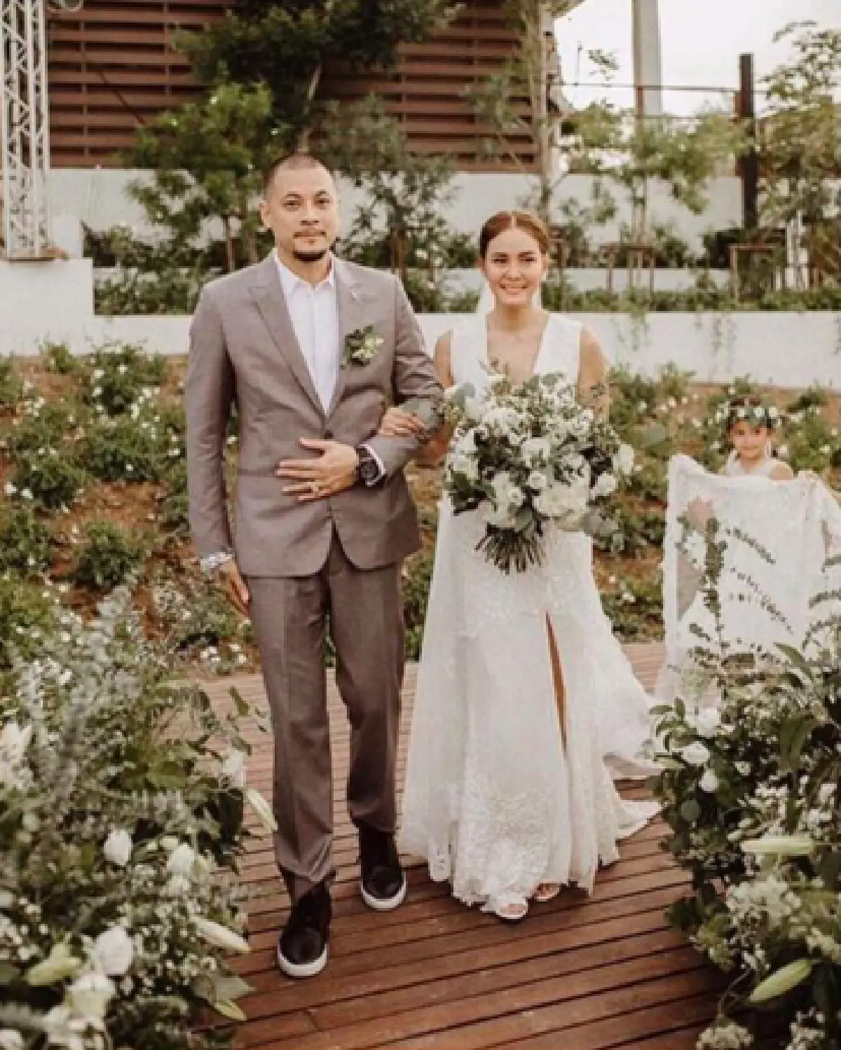 งานวิวาห์แห่งปี! เก็บตกภาพเหล่าคนดังบินข้ามน้ำไปเกาะสมุย ร่วมฉลองงานแต่งงาน “เจนี่-มิกกี้”