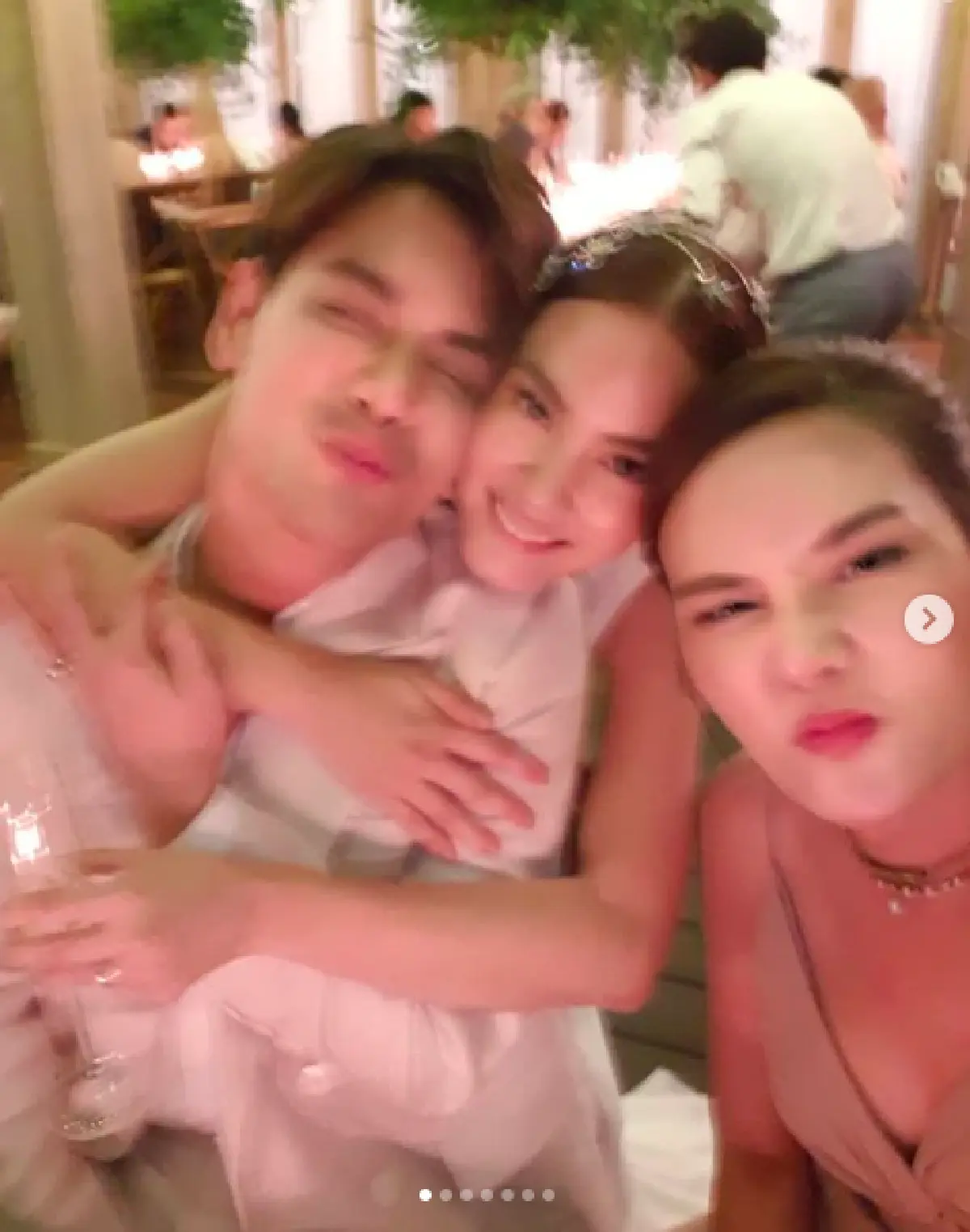 งานวิวาห์แห่งปี! เก็บตกภาพเหล่าคนดังบินข้ามน้ำไปเกาะสมุย ร่วมฉลองงานแต่งงาน “เจนี่-มิกกี้”