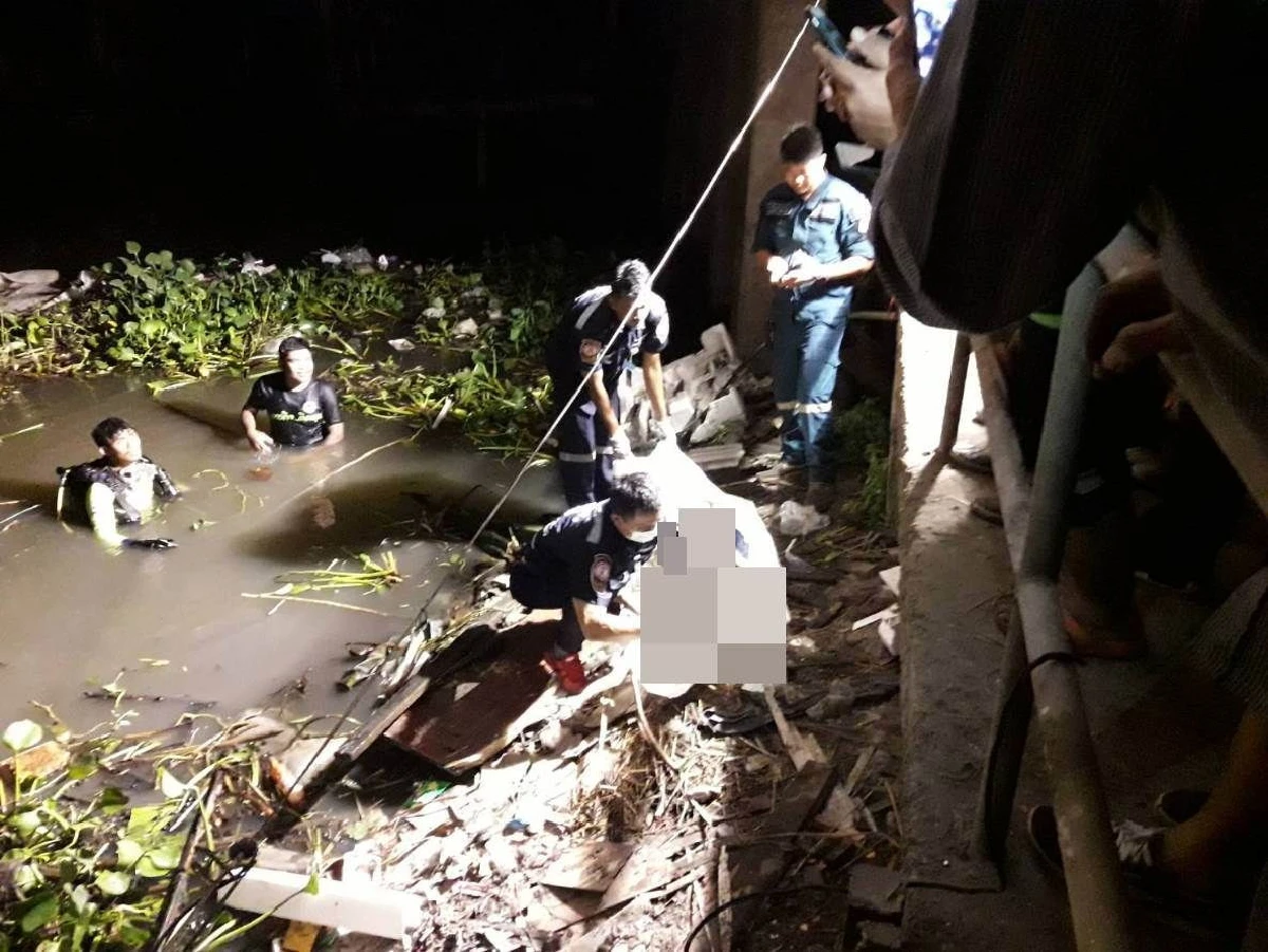 เก๋งฝ่าฝนชนราวสะพานตกในคลองเสียชีวิตคาที่ 6 ศพ