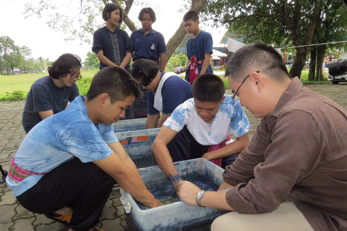 เรียนรู้เพื่อสืบทอด ผ้ามัดย้อมครามแห่งเต่างอย