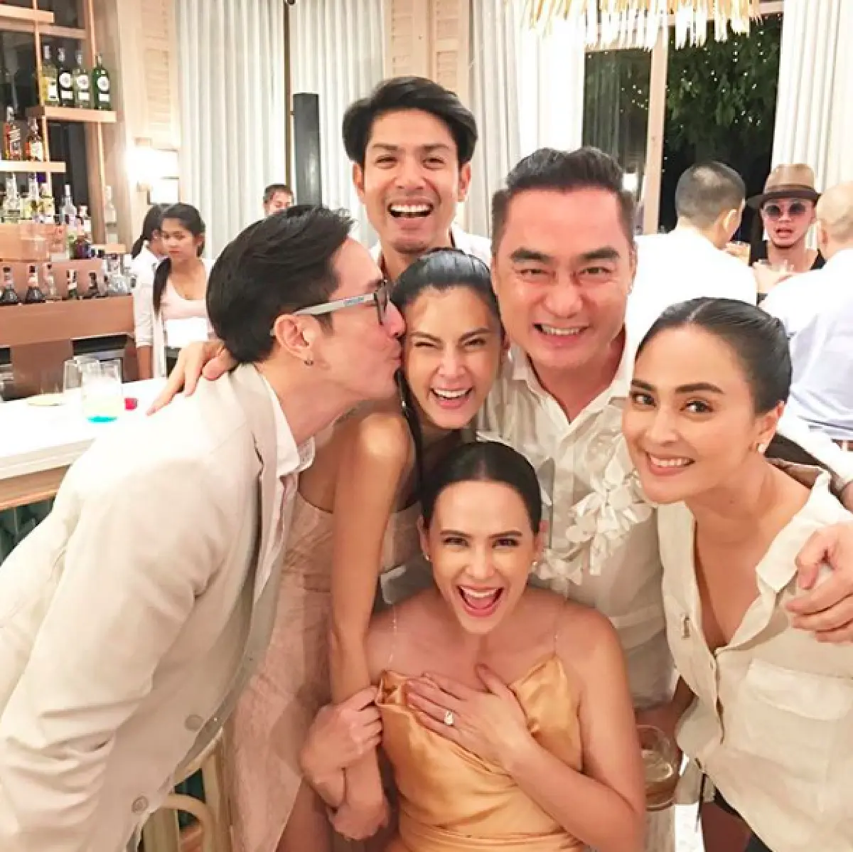 งานวิวาห์แห่งปี! เก็บตกภาพเหล่าคนดังบินข้ามน้ำไปเกาะสมุย ร่วมฉลองงานแต่งงาน “เจนี่-มิกกี้”