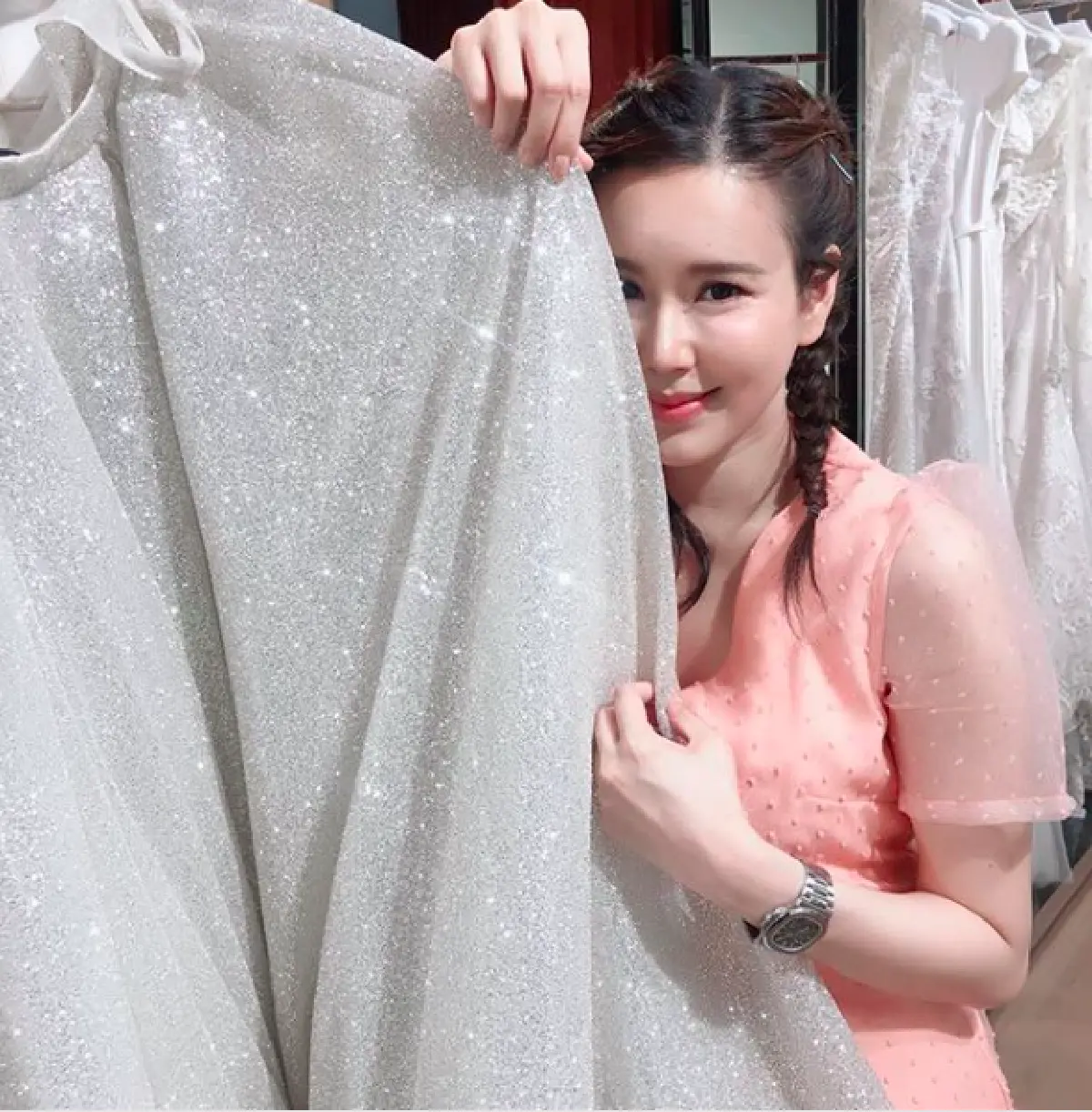 เตรียมสละโสดอีกคน “เจี๊ยบ พิจิตตรา” เดินสายเลือกผ้าตัดชุดเจ้าสาว
