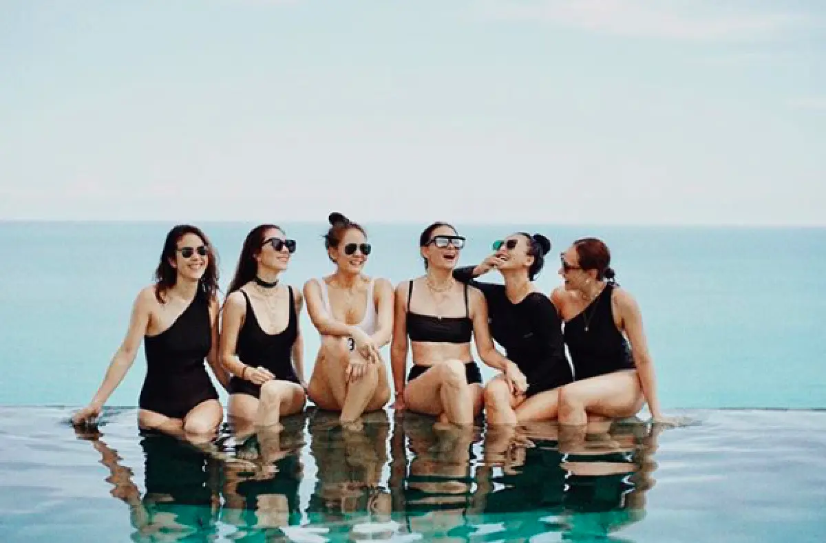 "6 สาวแก๊งนางฟ้า” โชว์หุ่นเป๊ะ ในชุดว่ายน้ำสุดแซ่บริมสระ