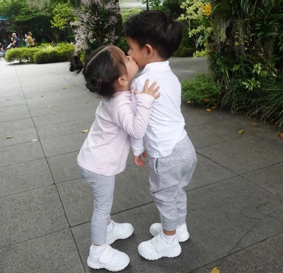 10 ภาพ น้องอลิน-อลัน สองพี่น้องยิ่งโตยิ่งน่ารักน่าเอ็นดูที่สุด