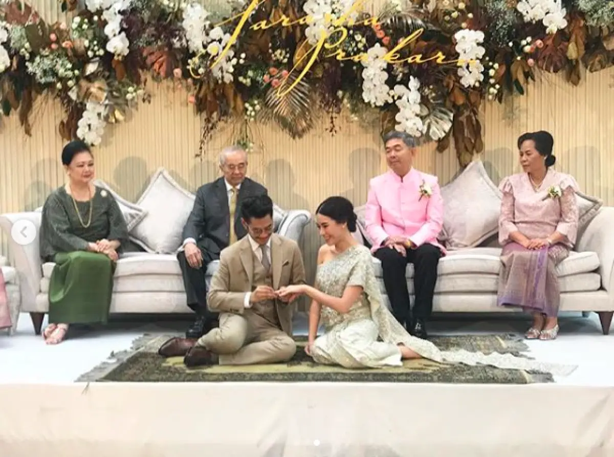 ชื่นมื่น! “เนม”ยกขันหมากสู่ขอ “ป้อ” ตามแบบพิธีไทย ในธีมสีทอง