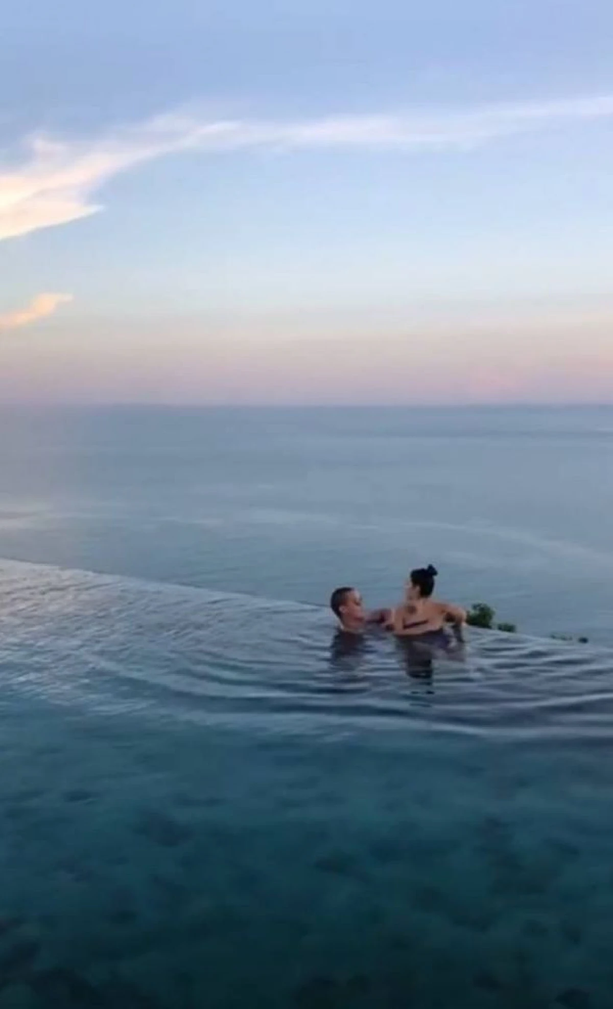อะไร ยังไง!? "แบงค์-โอซา แวง” ขโมยซีนโชว์ช็อตหวานกลางสระน้ำ จนเพื่อนๆ ต้องแซว